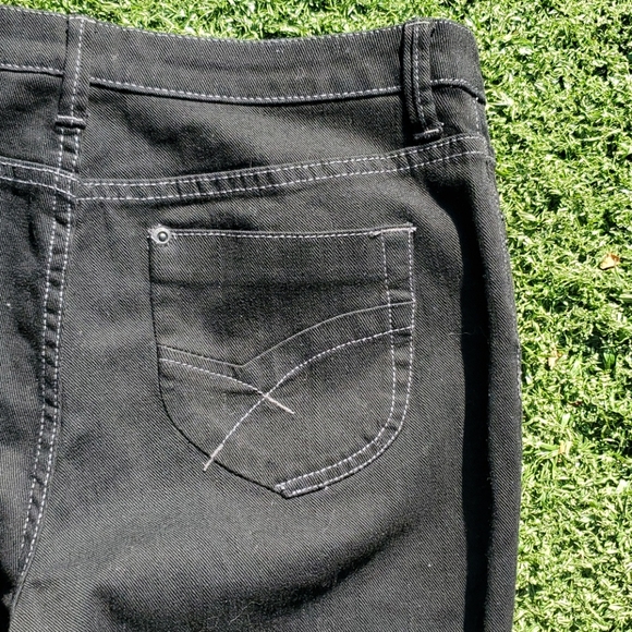 Chico's Black Platinum Denim Stretch Capri Jeans - Picture 7 of 10